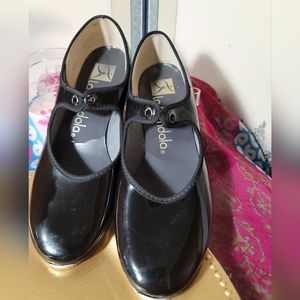 La Mendola youth tap shoes.  Size 4.5.  (886)